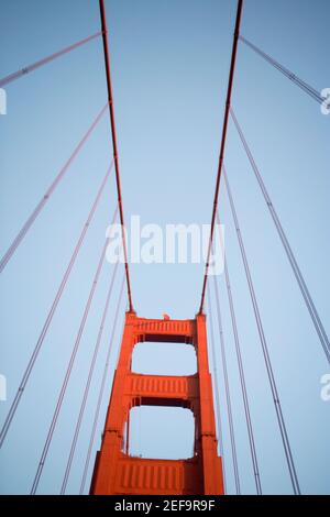 Low-Angle-Ansicht einer Brücke, Golden Gate Bridge, San Francisco, Kalifornien, USA Stockfoto