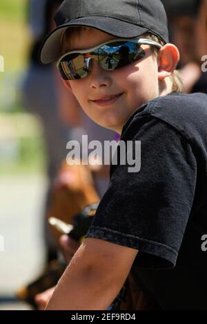 Nahaufnahme eines Baseballspielers mit Sonnenbrille und Lächeln Stockfoto