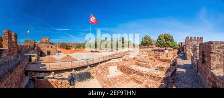 Panoramabild über dem Innenhof von Castelo de Silves in Portugal Ohne Menschen Stockfoto