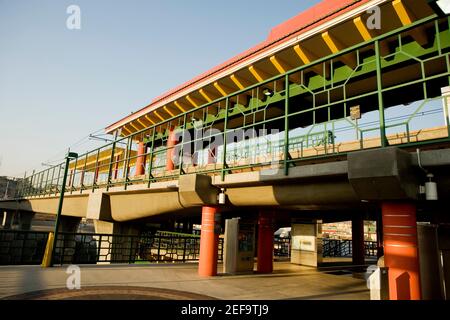 Low-Angle-Ansicht einer Bahnhaltestelle in einer Stadt, China Town, Los Angeles, Kalifornien, USA Stockfoto