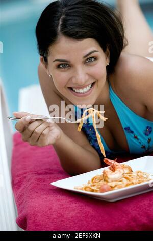 Porträt einer jungen Frau beim Essen Stockfoto