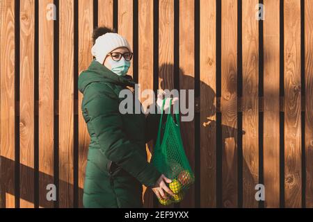 Viel einfacher einkaufen mit durchsehtem Netzbeutel Stockfoto