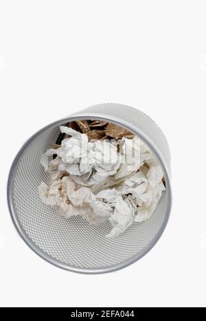 Ansicht von zerknittertem Papier in einem Papierkorb Stockfoto