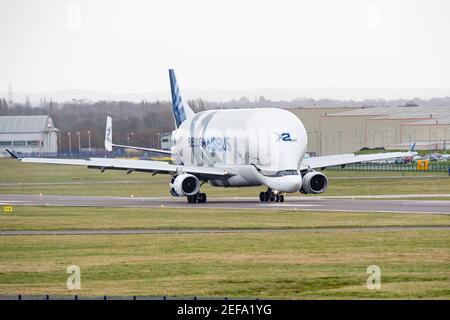 Saltney Ferry, Großbritannien. Februar 2021, 17th. Beluga XL2 landet auf dem Hawarden Aerodrome, als Airbus das zweite Jubiläum der BelugaXLÕs-Premiere in Großbritannien feiert. BelugaXLÕs landete erstmals in Großbritannien am 14th. Februar 2019. In Saltney Ferry, Großbritannien am 2/17/2021. (Foto von Richard Long/News Images/Sipa USA) Quelle: SIPA USA/Alamy Live News Stockfoto