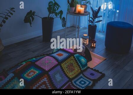 Frau, die in Shavasana liegt und sich nach der Yoga-Praxis ausruhte Stockfoto