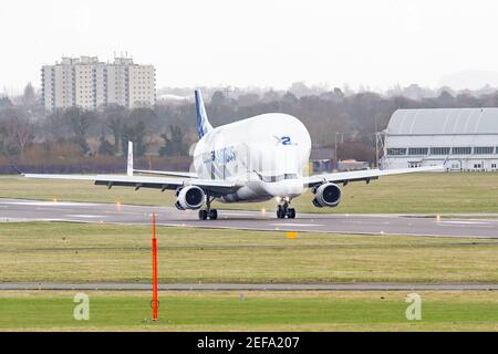 Saltney Ferry, Großbritannien. Februar 2021, 17th. Beluga XL2 landet auf dem Hawarden Aerodrome, als Airbus das zweite Jubiläum der BelugaXLÕs-Premiere in Großbritannien feiert. BelugaXLÕs landete erstmals in Großbritannien am 14th. Februar 2019. In Saltney Ferry, Großbritannien am 2/17/2021. (Foto von Richard Long/News Images/Sipa USA) Quelle: SIPA USA/Alamy Live News Stockfoto