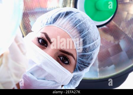 Porträt einer Chirurgen in einer OP-Kappe und Chirurgische Maske Stockfoto