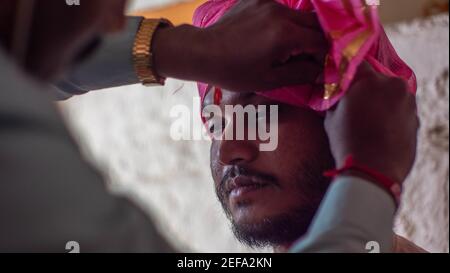 THANE, INDIEN - 06. Feb 2021: Mann Warnung Feta Indische Kostüm ethnische Kleidung Stockfoto