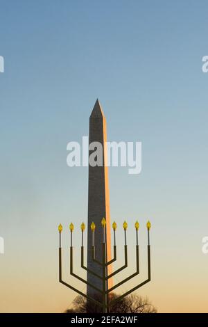 Menorah vor einem Turm, Washington Monument, Washington DC, USA Stockfoto