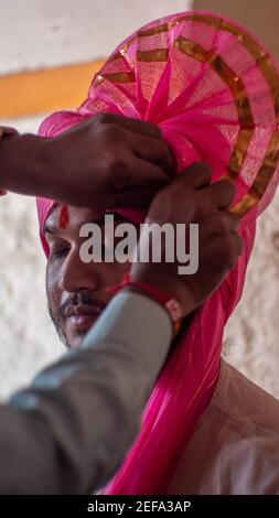 THANE, INDIEN - 06. Feb 2021: Mann Warnung Feta Indische Kostüm ethnische Kleidung Stockfoto