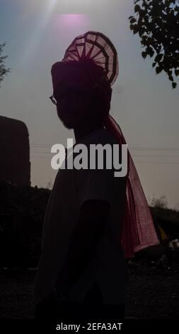 THANE, INDIEN - 06. Feb 2021: Mann Warnung Feta Indische Kostüm ethnische Kleidung Stockfoto