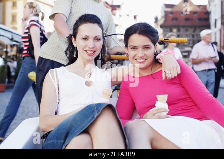 Porträt zweier junger Frauen, die in einer Rikscha sitzen Stockfoto