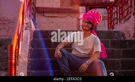 THANE, INDIEN - 06. Feb 2021: Mann Warnung Feta Indische Kostüm ethnische Kleidung Stockfoto