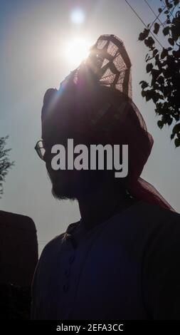 THANE, INDIEN - 06. Feb 2021: Mann Warnung Feta Indische Kostüm ethnische Kleidung Stockfoto