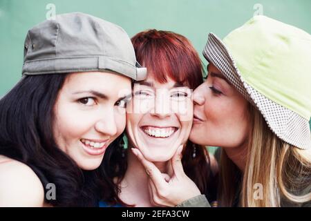 Nahaufnahme von zwei jungen Frauen und einer mittleren erwachsenen Frau Lächelnd Stockfoto