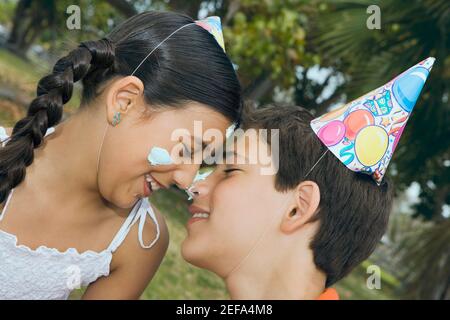 Nahaufnahme eines Jungen, der mit seiner Schwester lächelt Stockfoto