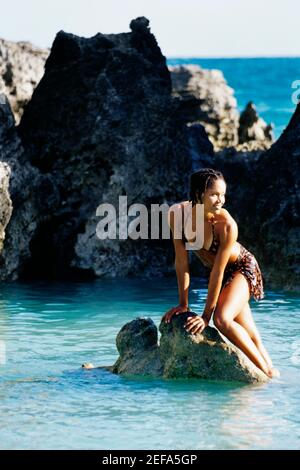 Seitenansicht einer Frau in stilvollem Bikini, Horse-Shoe Bay Beach, Bermuda Stockfoto