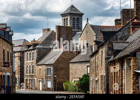 Typische Steinhäuser in dem charmanten kleinen Dorf Fougeres, Bretagne, Frankreich Stockfoto