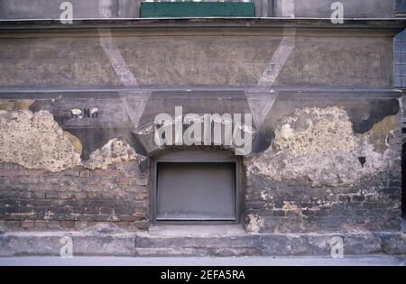 Wien, Hinweis auf Luftschutzkeller (LSK) oder Notausgänge (NA) aus der Zeit des Bombenkriegs, Garnisongasse Stockfoto