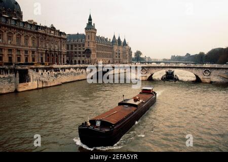 Blick auf eine Luxusbarke, Paris, Frankreich Stockfoto