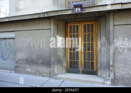 Wien, Hinweis auf Luftschutzkeller (LSK) oder Notausgänge (NA) aus der Zeit des Bombenkriegs, Alliogasse Stockfoto