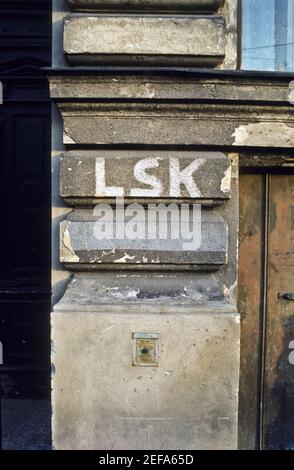 Wien, Hinweis auf Luftschutzkeller (LSK) oder Notausgänge (NA) aus der Zeit des Bombenkriegs Stockfoto