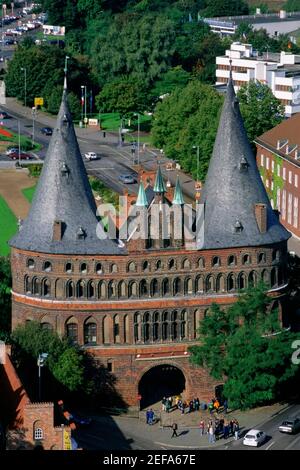 Hochwinkelansicht eines Gebäudes, Holsten Gate, Lübeck, Schleswig-Holstein, Deutschland Stockfoto