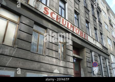 Wien, Hinweis auf Luftschutzkeller (LSK) oder Notausgänge (NA) aus der Zeit des Bombenkriegs, Sturzgasse 35 Stockfoto