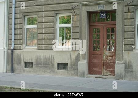 Wien, Hinweis auf Luftschutzkeller (LSK) oder Notausgänge (NA) aus der Zeit des Bombenkriegs, Kinzerplatz 22 Stockfoto