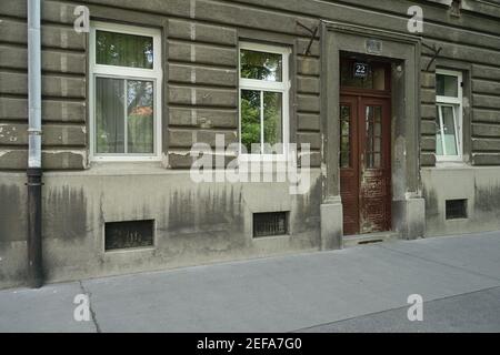 Wien, Hinweis auf Luftschutzkeller (LSK) oder Notausgänge (NA) aus der Zeit des Bombenkriegs, Kinzerplatz 22 Stockfoto