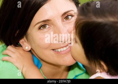 Nahaufnahme eines Mädchens küssen ihre Mutter Stockfoto