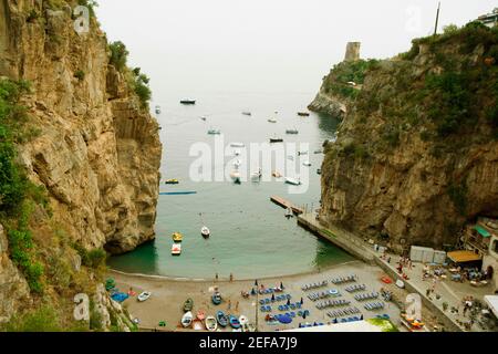 Blick auf die Boote im Meer, Torre Normanna, Praiano, Amalfiküste, Salerno, Kampanien, Italien Stockfoto