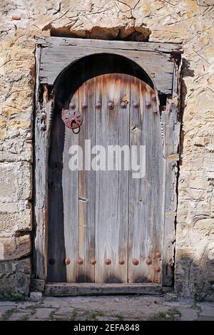 Die antike Tür mit alter Mauer in der Türkei. Stockfoto