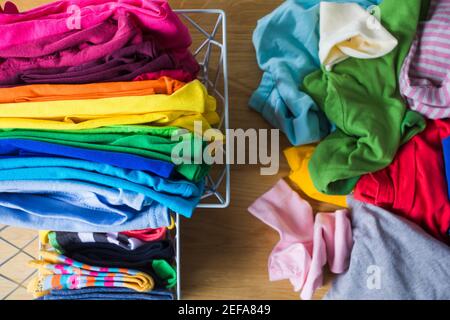 Ordentlich und organisiert Kleidung mit der konmari-Methode Stockfoto