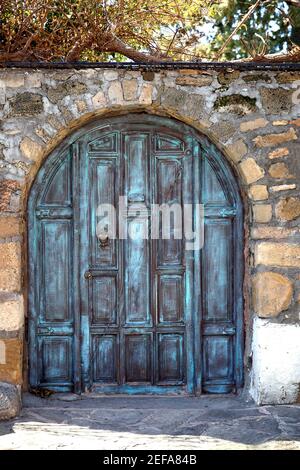 Die antike Tür mit alter Mauer in der Türkei. Stockfoto