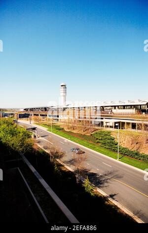 Hochwinkelansicht des Kontrollturms am Ronald Reagan Washington National Airport, Washington DC, USA Stockfoto
