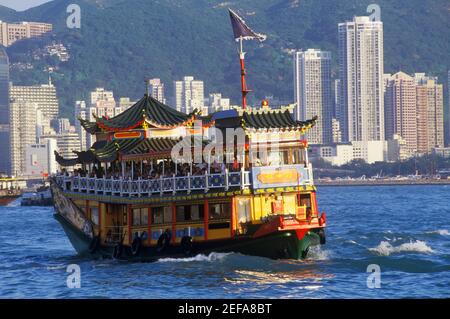 Fähre im Meer, Hongkong, China Stockfoto