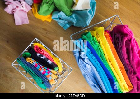 Ordentlich und organisiert Kleidung mit der konmari-Methode Stockfoto