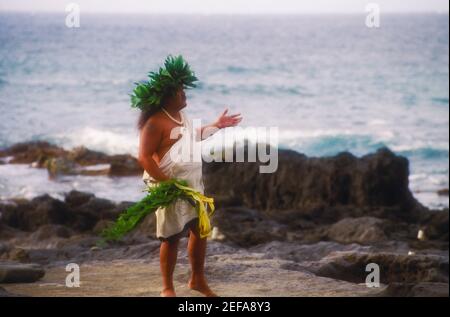 Seitenansicht eines Mitte erwachsenen Mannes stehen am Strand Stockfoto