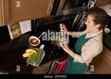 Aus der Sicht einer älteren Frau, die Nudeln zubereitet Die Küche Stockfoto