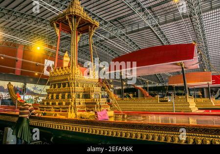 Frau Wiederherstellung Royal Barge in Royal Barges Museum in Bangkok, Thailand Stockfoto