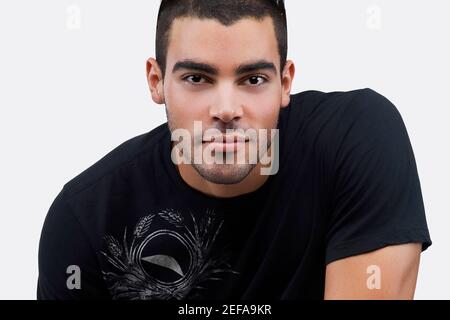 Porträt eines jungen Mannes denken Stockfoto