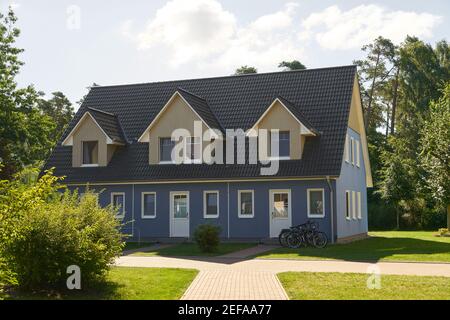 Großes blaues Haus als Haus mit einem grünen Garten Im Sommer Stockfoto
