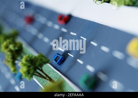 Hochwinkelansicht eines architektonischen Modells einer Autobahn Mit Verkehr Stockfoto