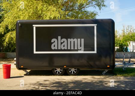 Dark Food Truck Trailer oder Food Truck Mock-up Vorlage für Design-Branding Stockfoto