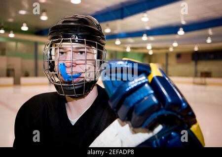 Porträt eines Eishockeyspielers auf der Eisbahn Stockfoto