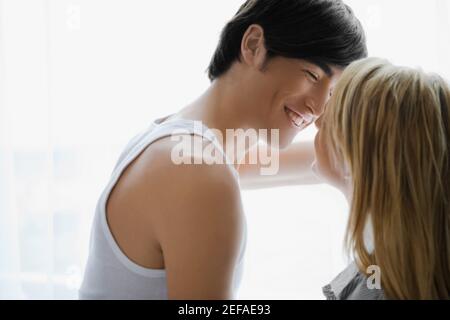 Seitenansicht von einem jungen Paar romancing Stockfoto