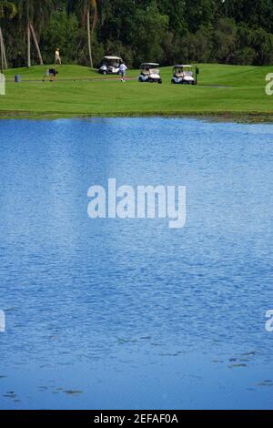 Drei Männer spielen Golf auf einem Golfplatz Stockfoto