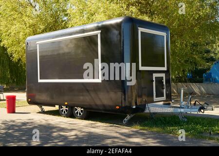 Dunkler Food Truck oder Food Truck Trailer als Mock-up Vorlage Stockfoto