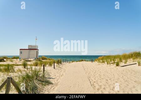 Zugang zum Sandstrand durch Dünen am Meer Mit Rettungsschwimmern an der Ostsee Stockfoto